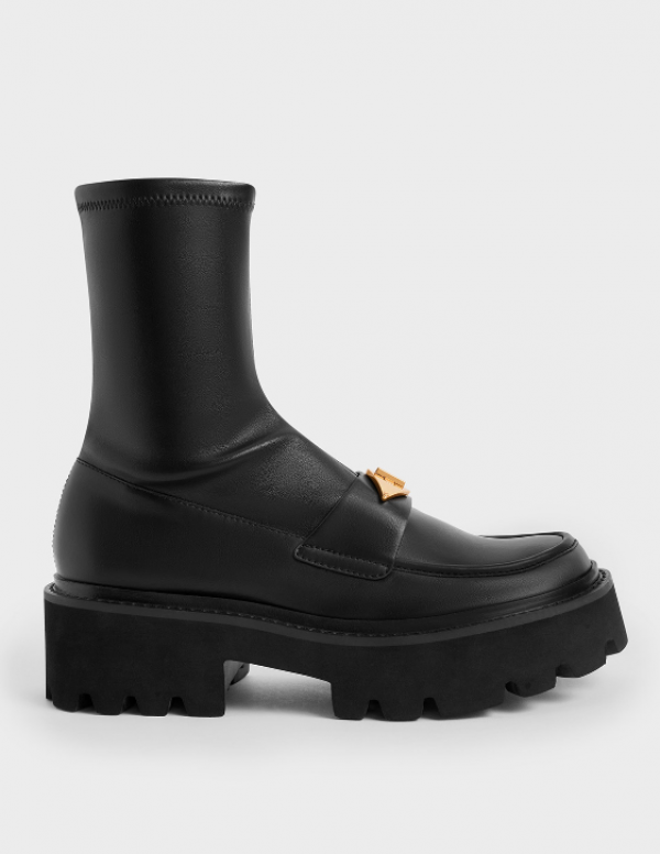 Sepatu Boot dengan Aksen Metalik